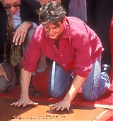 1993-06-28-Hand-And-Footprints-Ceremony-At-Manns-Chinese-Theater-055.jpg