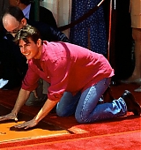 1993-06-28-Hand-And-Footprints-Ceremony-At-Manns-Chinese-Theater-090.jpg