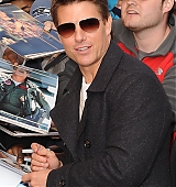 candids-outside-daily-show-with-jon-steward-april16-2013-020.jpg
