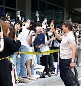 2022-06-17-Tom-Cruise-Arrives-in-Seoul-Candids-033.jpg