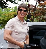 2022-06-17-Tom-Cruise-Arrives-in-Seoul-Candids-048.jpg